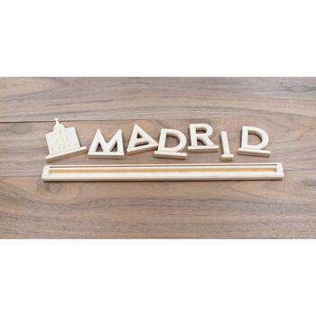 Madrid, support à lettres en bois souvenir avec Edificio Metropolis : peut être personnalisé avec des photos et des billets 2