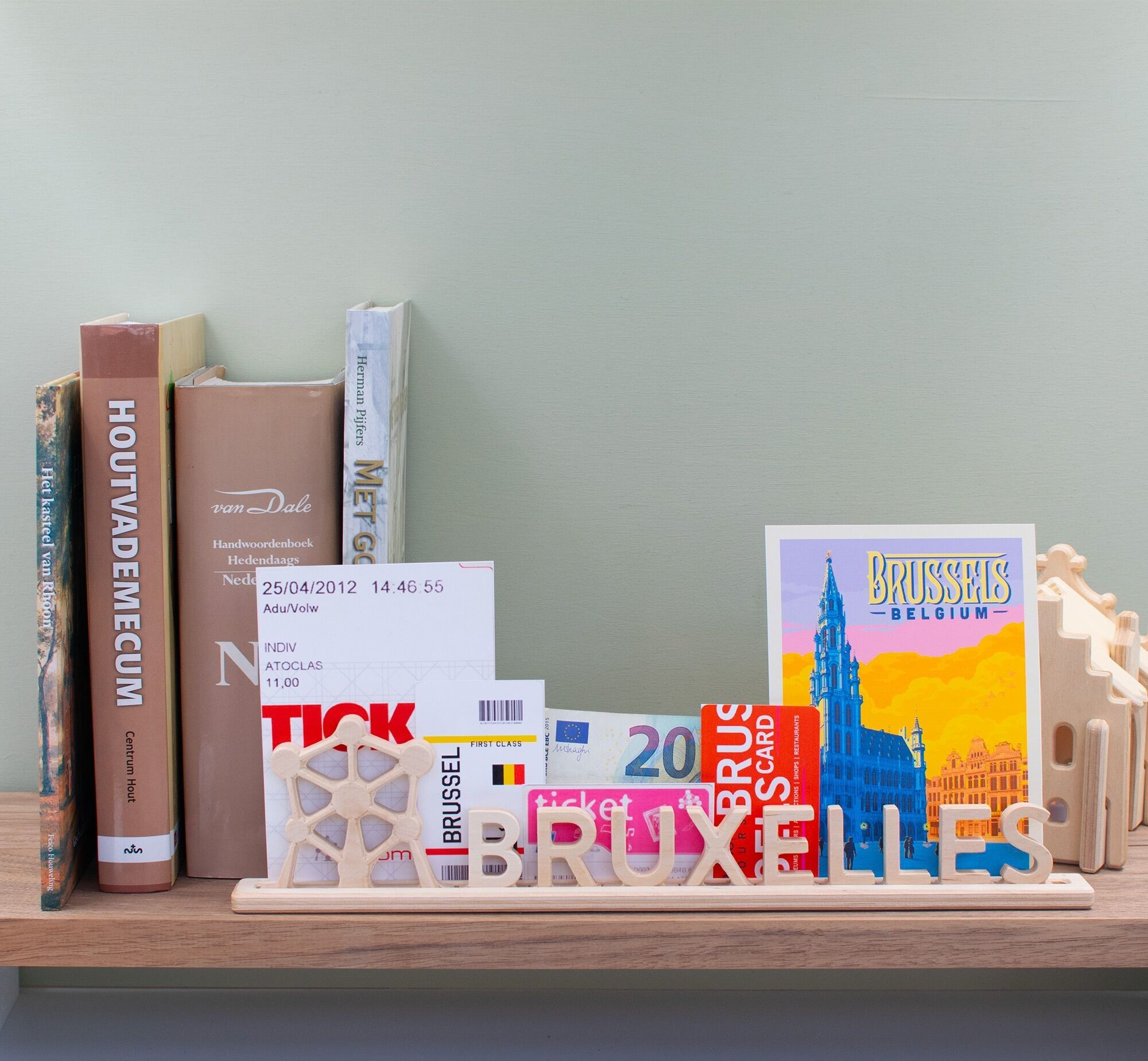 Brüssel, hölzerner Briefständer als Souvenir mit Atomium: kann mit Fotos und Tickets personalisiert werden