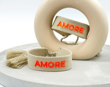 Bracelet déclaration AMORE tissé, brodé beige orange fluo 1