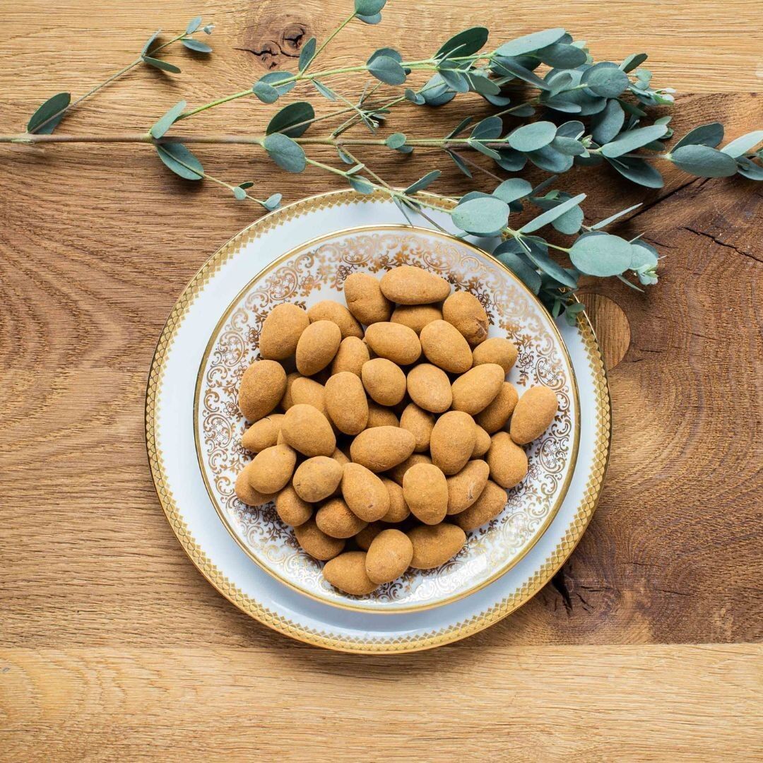 Mandorle alla cannella - Noci ricoperte di cioccolato in confezione nera