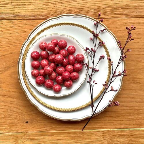 Johannisbeeren in weißer Schokolade - Schokolierte Trockenfrüchte in schwarzer Verpackung