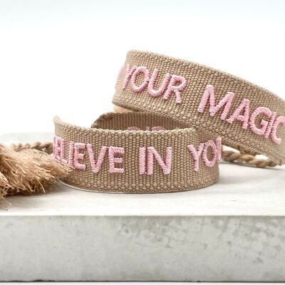 BELIEVE IN YOUR MAGIC braccialetto di dichiarazione intrecciato, ricamato color rosa talpa