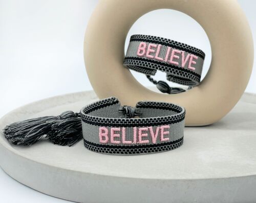 BELIEVE Statement Armband gewebt, bestickt grau rosa