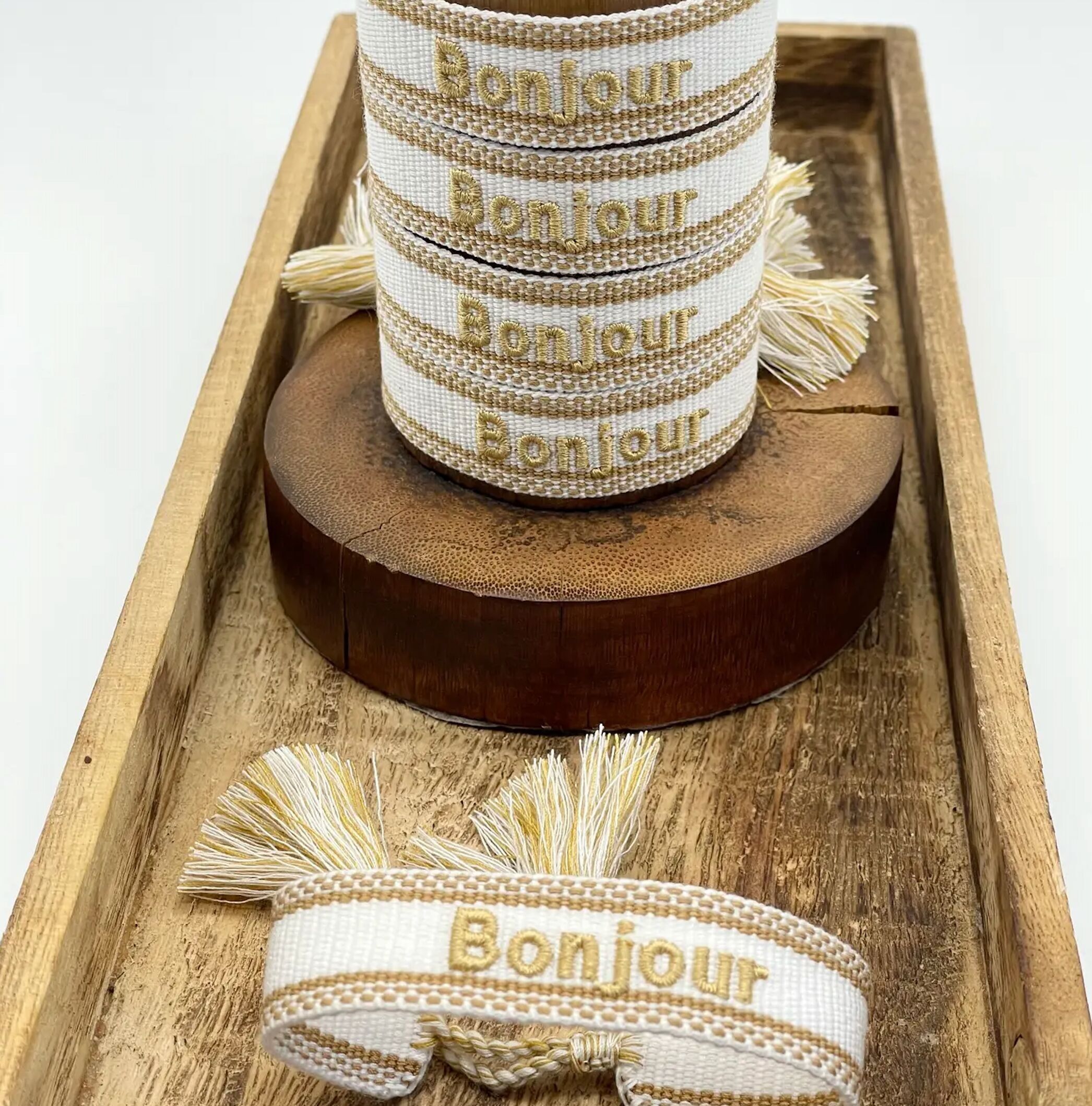 Bracciale di tendenza BONJOUR intrecciato, caramello bianco sporco ricamato