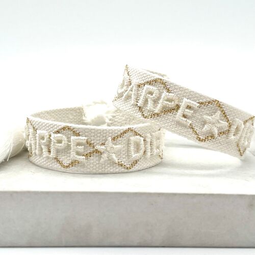 CARPE DIEM Statement Armband gewebt, bestickt Muster ecru