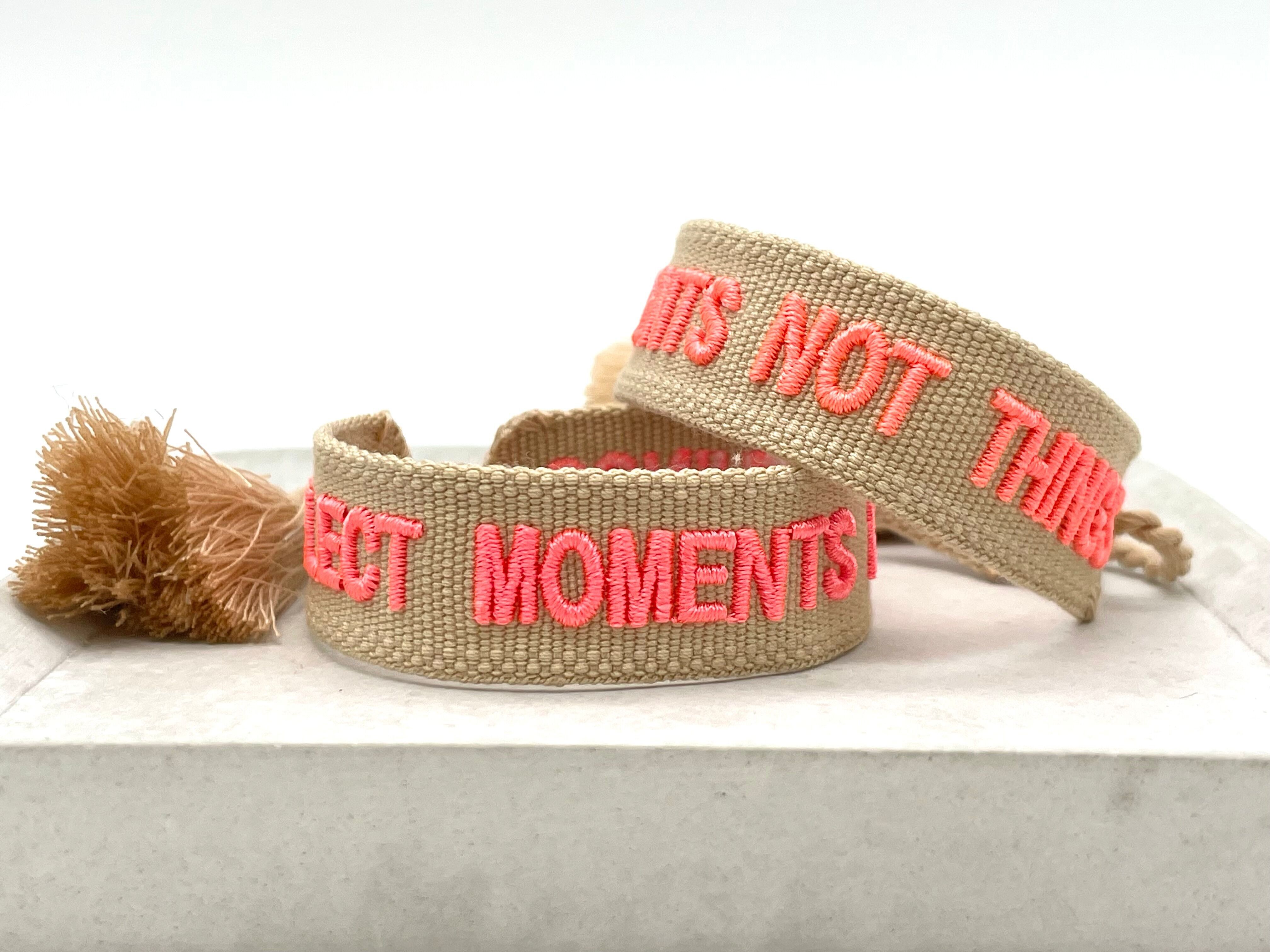 COLLECT MOMENTI NON COSE braccialetto di tendenza intrecciato, corallo neon caramello ricamato