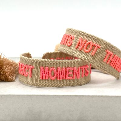 COLLECT MOMENTS NOT THINGS Statement Armband gewebt, bestickt Karamell Neon coral