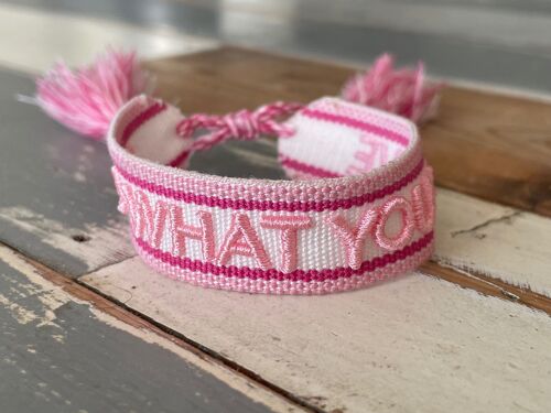 DO WHAT YOU LOVE Statement Armband gewebt, bestickt pink weiß