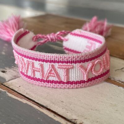 DO WHAT YOU LOVE Statement Armband gewebt, bestickt pink weiß