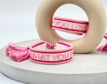 Bracelet déclaration DO WHAT YOU LOVE tissé, brodé rose et blanc 3