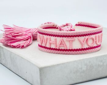 Bracelet déclaration DO WHAT YOU LOVE tissé, brodé rose et blanc 4