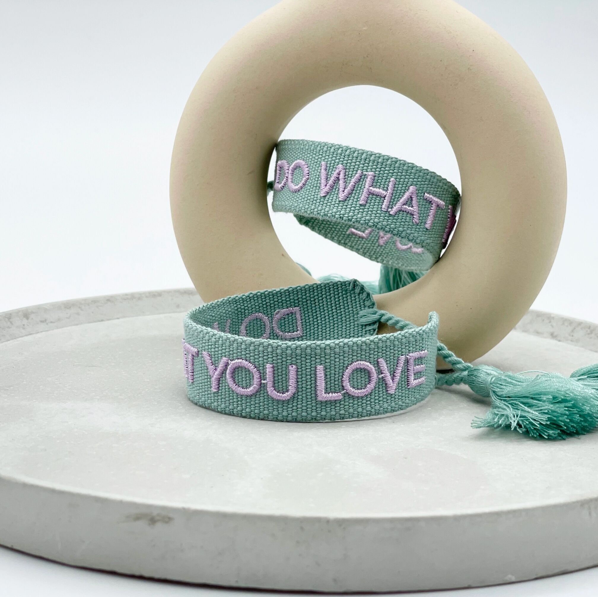 FAI QUELLO CHE AMI braccialetto di dichiarazione intrecciato, sambuco di eucalipto ricamato