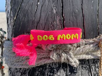 Bracelet de déclaration DOG MOM tissé, brodé jaune rose fluo 1