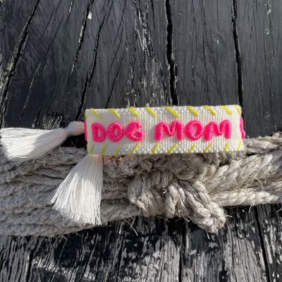 Bracelet déclaration DOG MOM tissé, brodé écru jaune rose