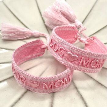 Bracelet de déclaration DOG MOM tissé, brodé rose tendre 1