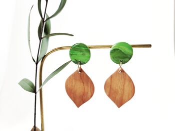 Boucles d'oreilles en forme de feuille en bois et colorées 4
