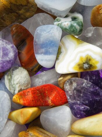 Fiole de pierres précieuses VitaJuwel 5 ELEMENTS avec améthyste, calcédoine, bois pétrifié, quartz rose et agate 4