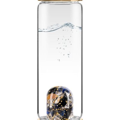 Vía IMPERIA.REY | Botella de agua con obsidiana, lapislázuli, topacio imperial, cristal de roca y oro de 24k.