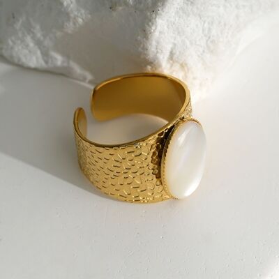 Ampio anello dorato con pietra bianca