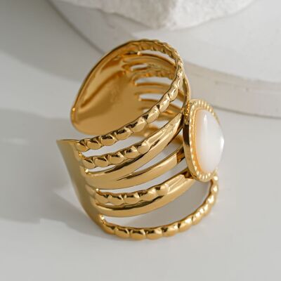 Anillo multilínea de oro con piedra blanca.