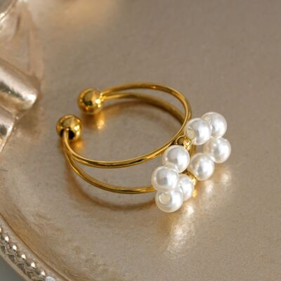 Adjustable gold line ring with synthetic pearls