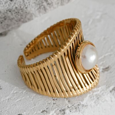 Breiter goldener Ring mit synthetischer Perle