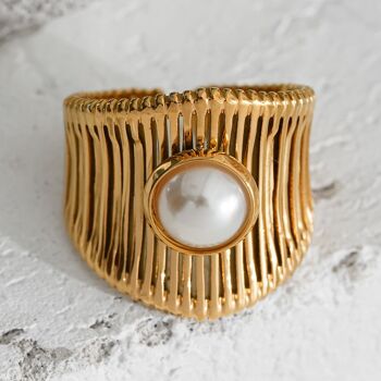 Bague dorée large avec perle synthétique 2