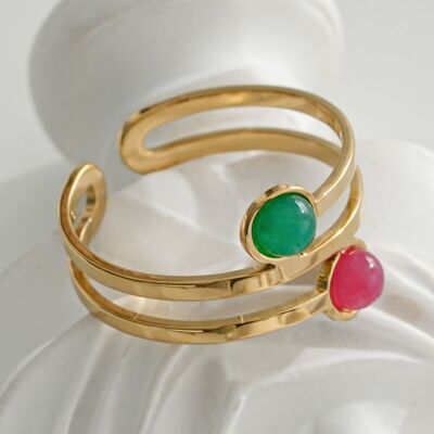 Anillo torneado dorado con piedra roja y verde.