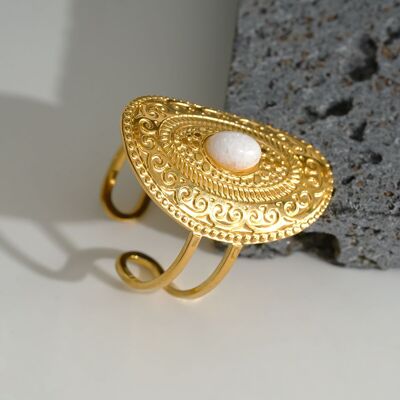 Goldener Ring mit ovalem und weißem Stein