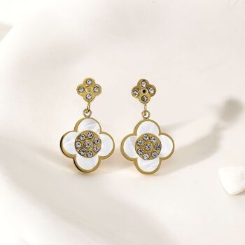 Boucles d'oreilles dorées trèfle avec nacre et strass 1