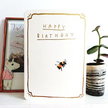 Carte d'abeille d'anniversaire en or