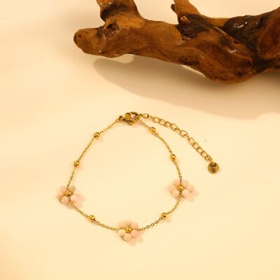 Pulsera de cadena dorada con triple flor en piedras naturales rosas
