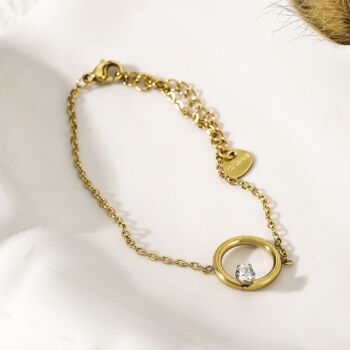 Bracelet chaîne dorée avec cercle et strass 1
