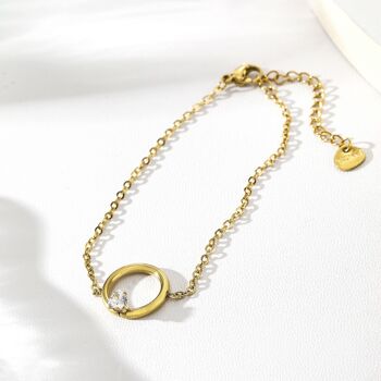 Bracelet chaîne dorée avec cercle et strass 3