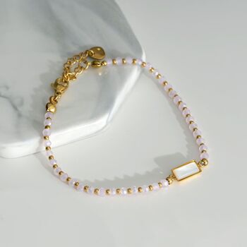 Bracelet doré avec pierre rose