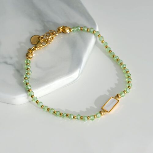 Bracelet doré avec pierre verte