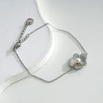 Bracelet argenté fin avec fleur et perle synthétique 1
