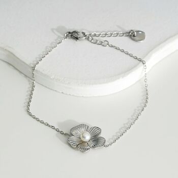 Bracelet argenté fin avec fleur et perle synthétique 2