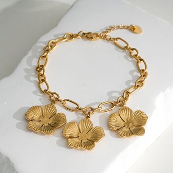 Bracelet chaîne doré avec trois fleurs pendantes 2