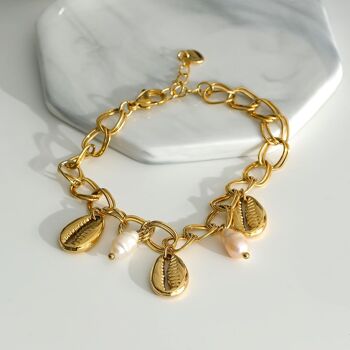 Bracelet doré maille avec perle synthétique et graine de café 2