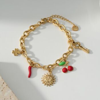 Bracelet doré avec multi pendentifs soleil et cerise 2