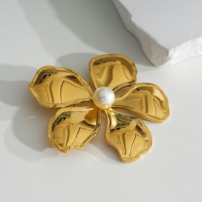 Goldene Blumenbrosche mit Perle