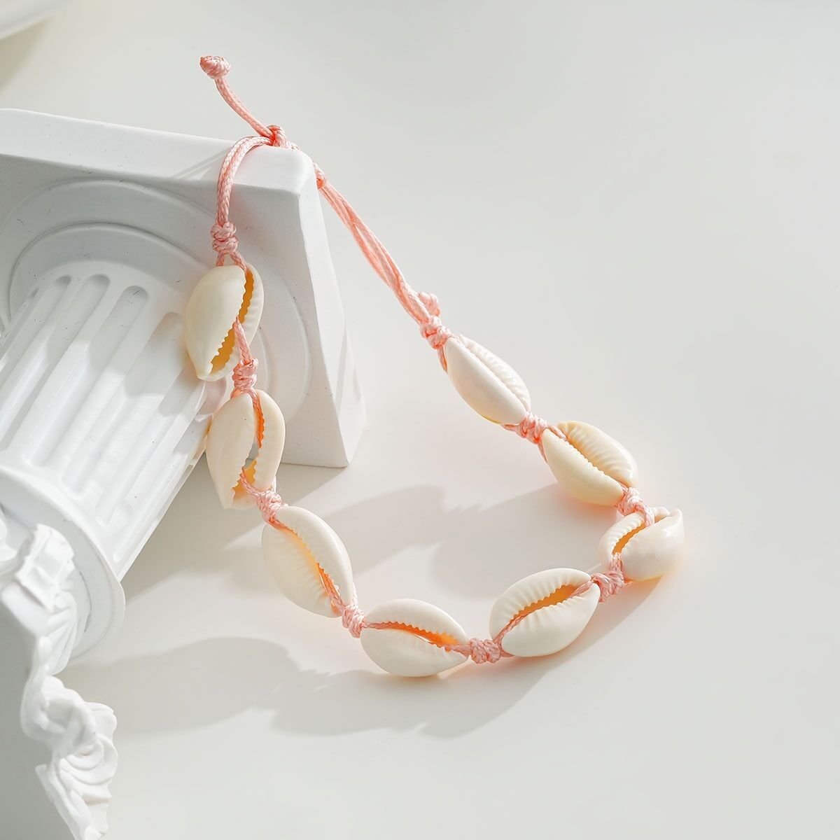 Cavigliera in filo rosa con conchiglie