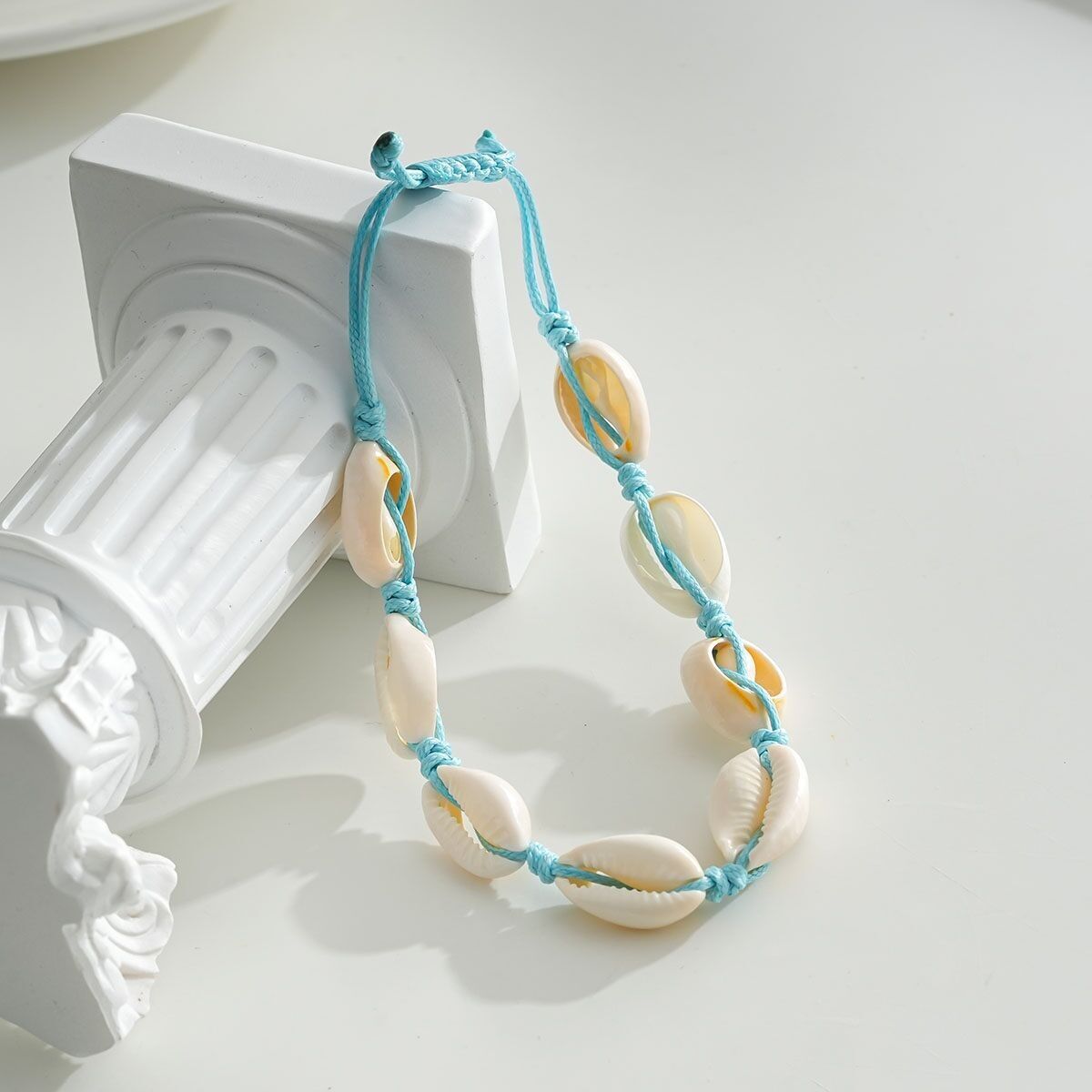 Cavigliera in filo blu con conchiglie