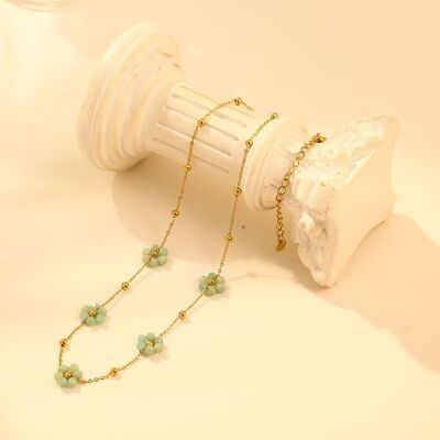 Collier doré avec 5 fleurs bleues en pierres naturelles