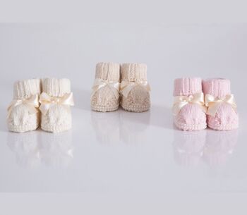 Un paquet de quatre tailles de tricots en coton et en laine, chaussons élégants en perles pour bébé