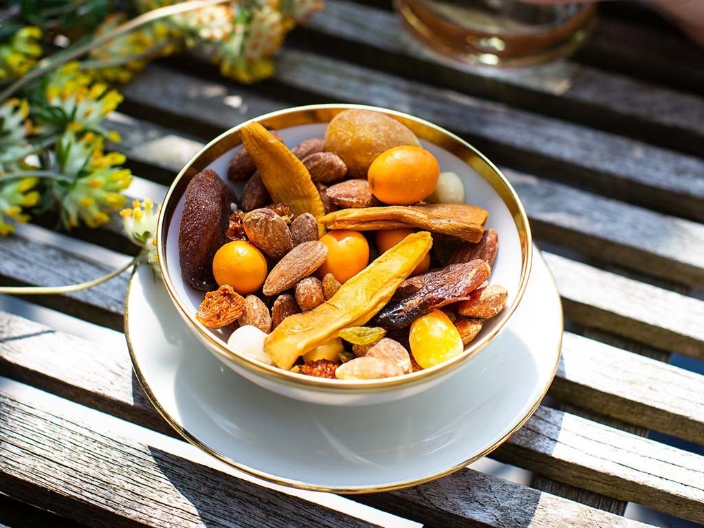 Im (W)einklang Nuss-Frucht-Mischungen in schwarzer Verpackung