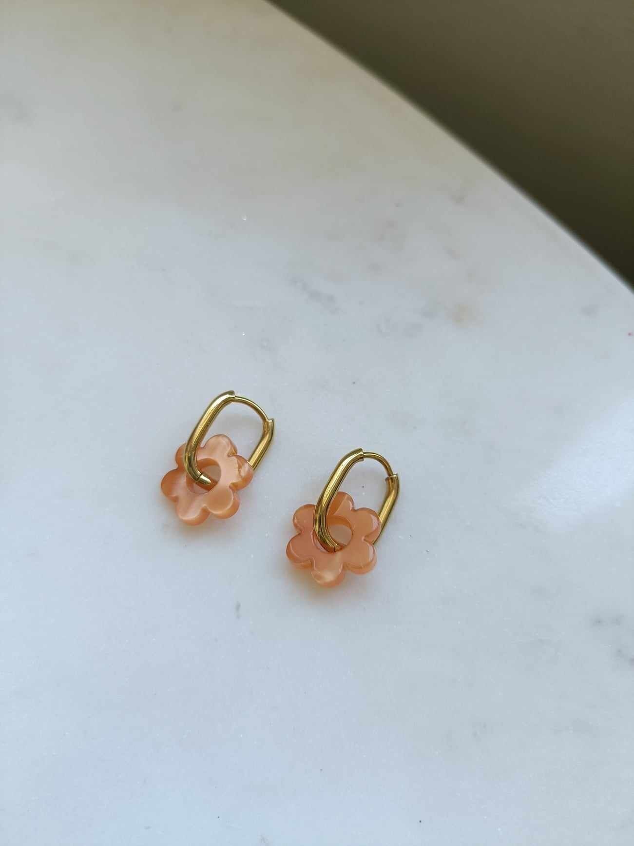 Edelstahlohrringe und blütenförmiger Anhänger – Janis orange