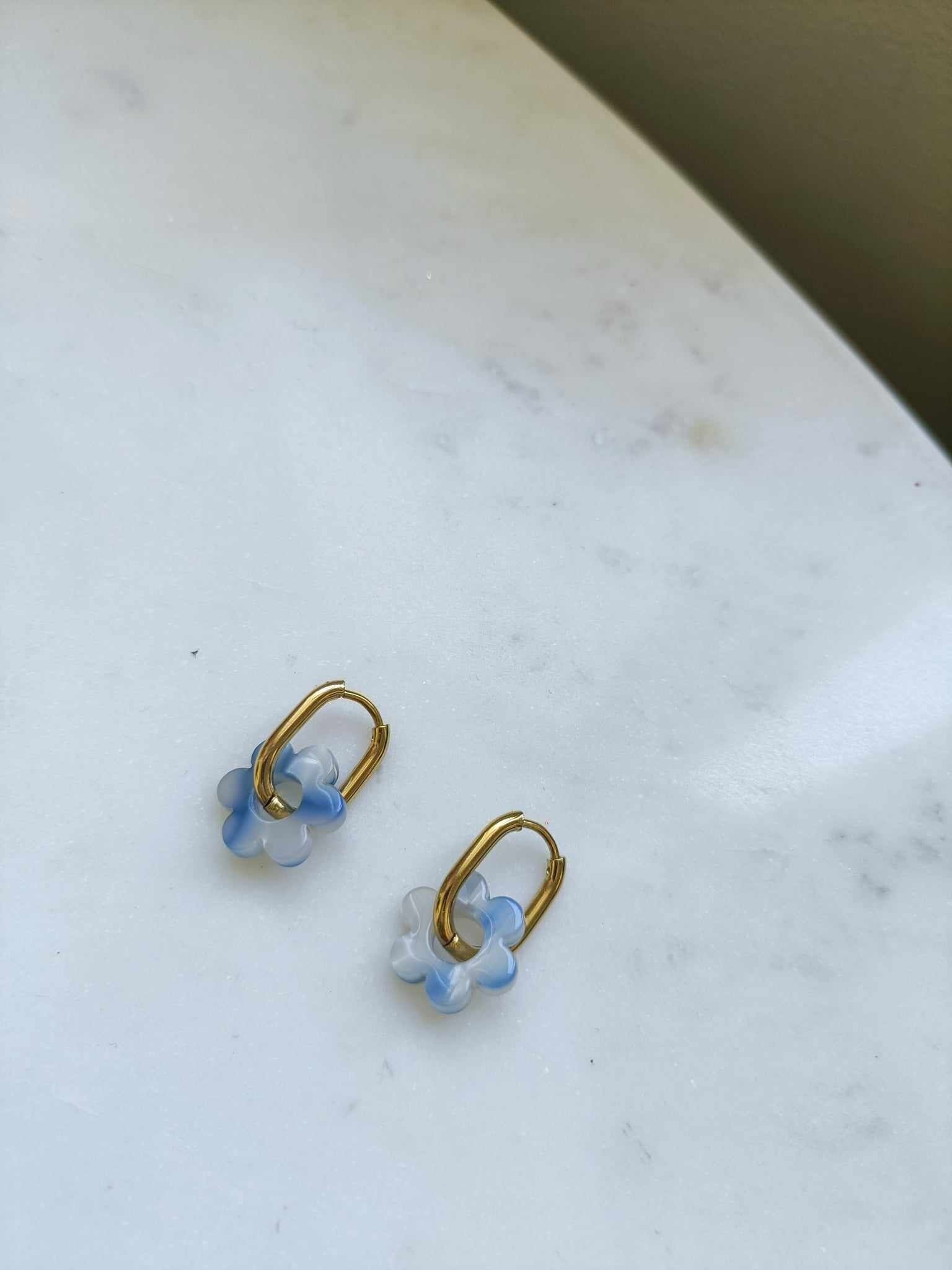 Edelstahlohrringe und blütenförmiger Anhänger – Janis weiß und blau