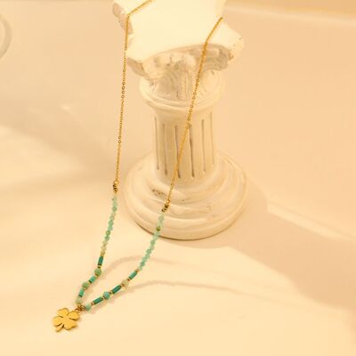 Goldene Halskette mit blauen Natursteinen (Amazonit) und Kleeblatt-Anhänger